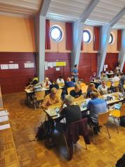 Spielsaal mit Tabellen                                                                              